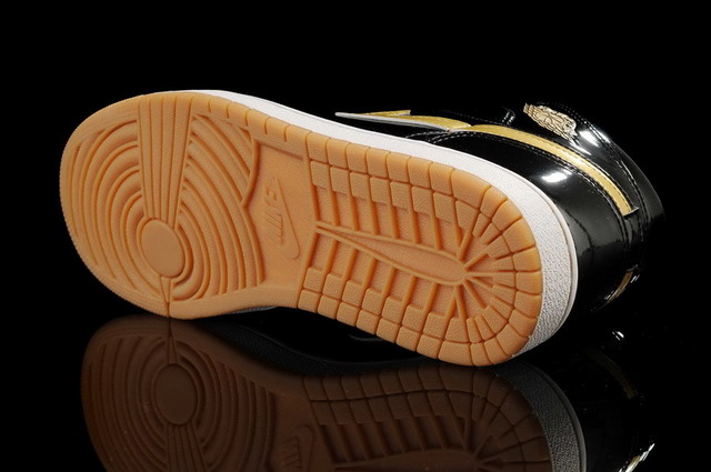 Nike Air Jordan 1 Retro Mens Shoes Black / Metallic Gold